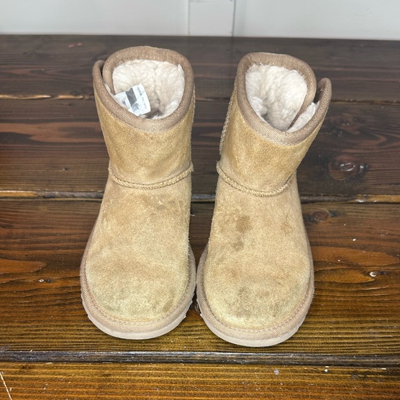 Girls short rise UGGS size 12 - Picture 2 of 4